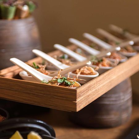 Radisson Blu Hotel Riyadh Convention And Exhibition Center Luaran gambar A selection of tapas