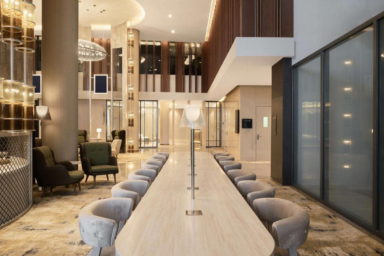 Radisson Blu Hotel Riyadh Convention And Exhibition Center Luaran gambar The lobby of the hotel