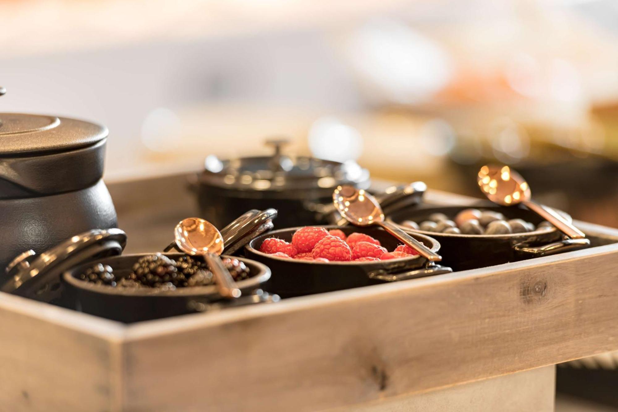 Radisson Blu Hotel Riyadh Convention And Exhibition Center Luaran gambar Caviar and other garnishes at a restaurant