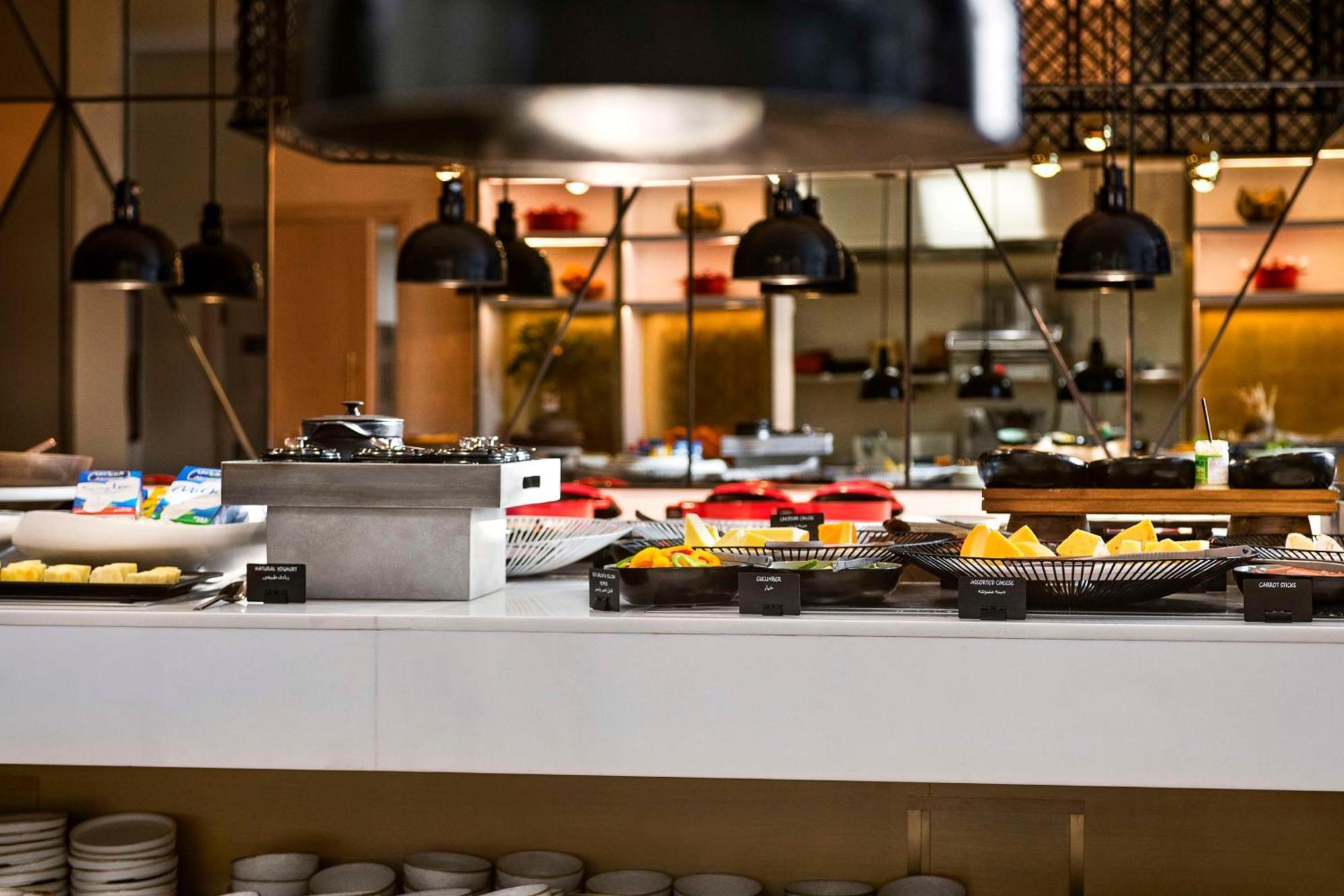 Radisson Blu Hotel Riyadh Convention And Exhibition Center Luaran gambar A buffet at a hotel