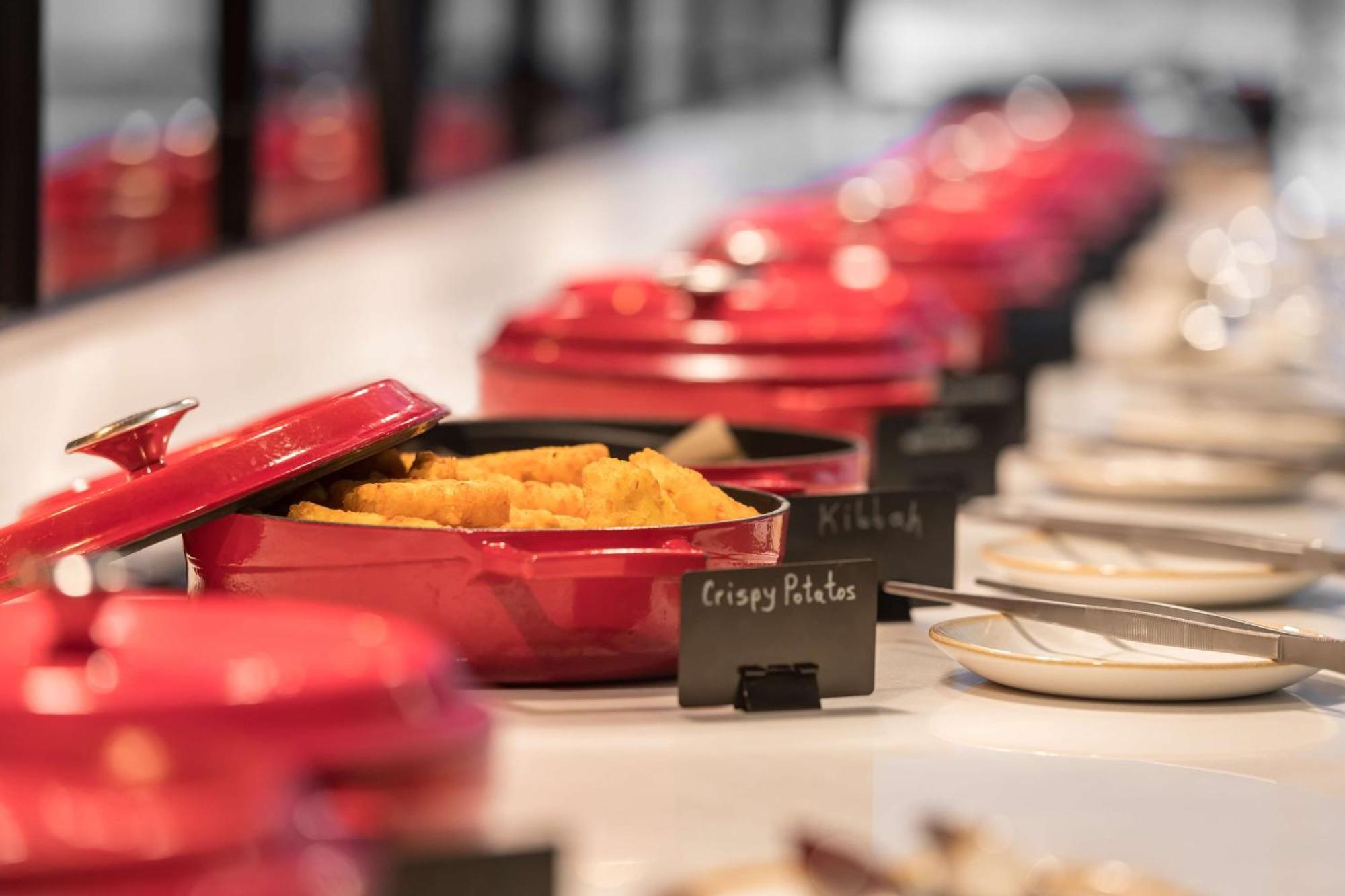 Radisson Blu Hotel Riyadh Convention And Exhibition Center Luaran gambar A Le Creuset cocotte
