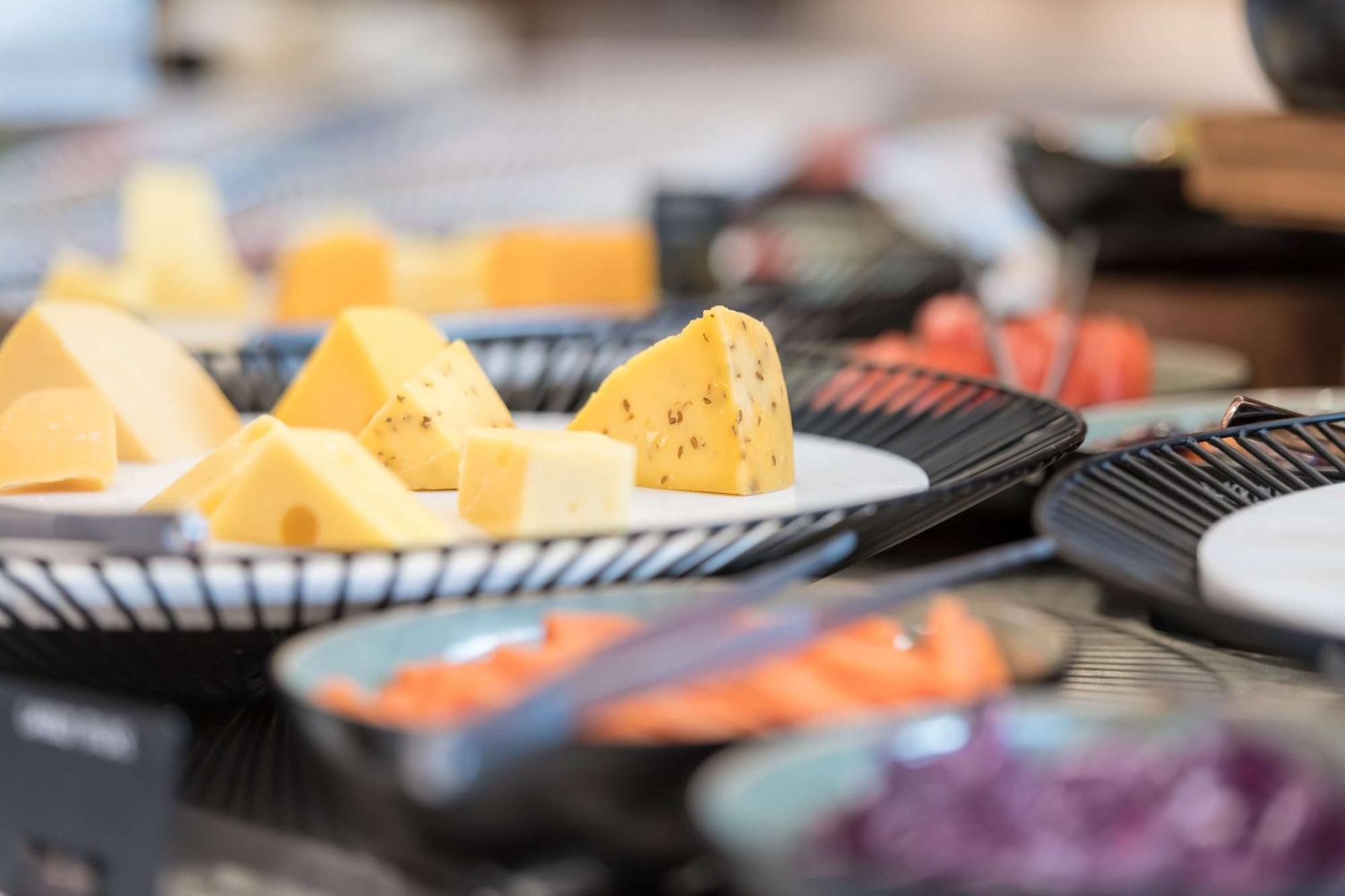 Radisson Blu Hotel Riyadh Convention And Exhibition Center Luaran gambar Cheese at a buffet
