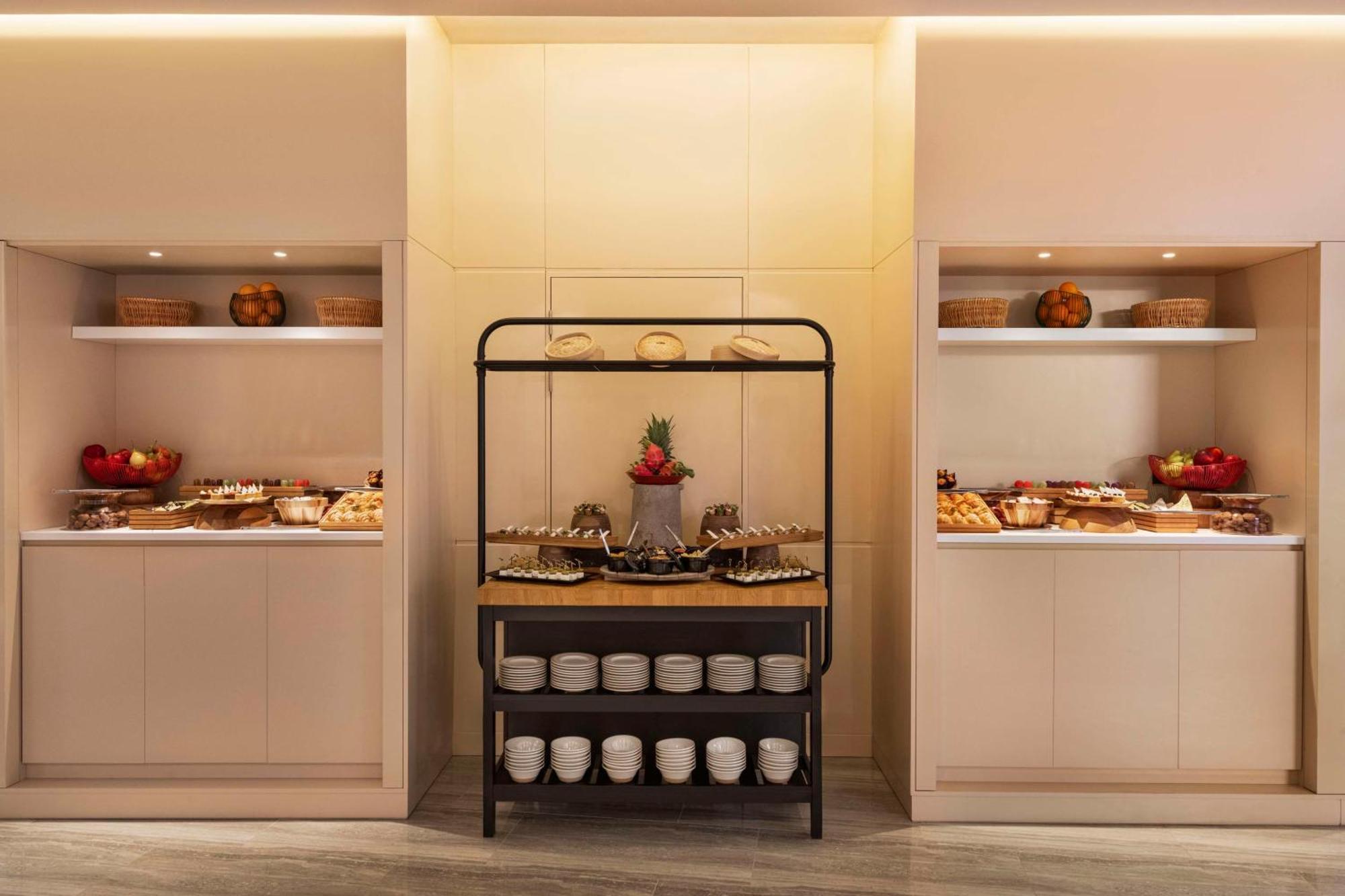 Radisson Blu Hotel Riyadh Convention And Exhibition Center Luaran gambar A buffet at a hotel