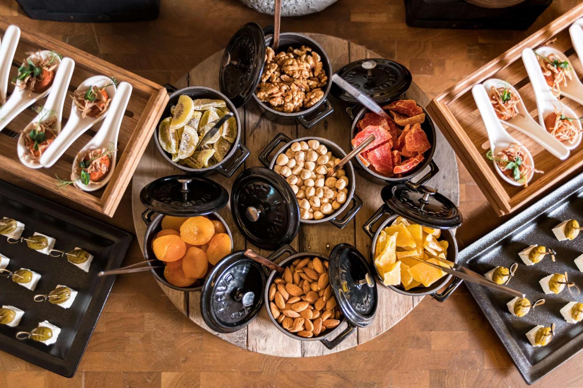 Radisson Blu Hotel Riyadh Convention And Exhibition Center Luaran gambar A selection of tapas