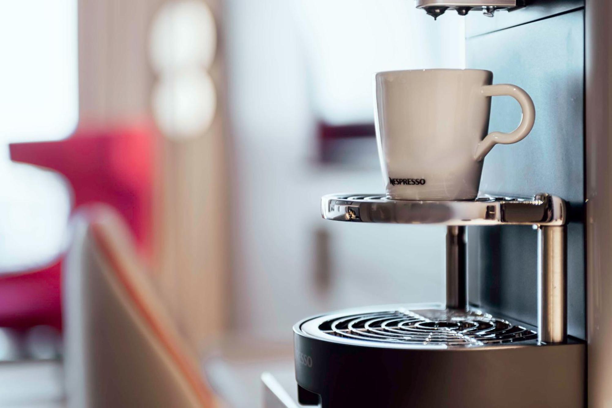 Radisson Blu Hotel Riyadh Convention And Exhibition Center Luaran gambar A Nespresso machine