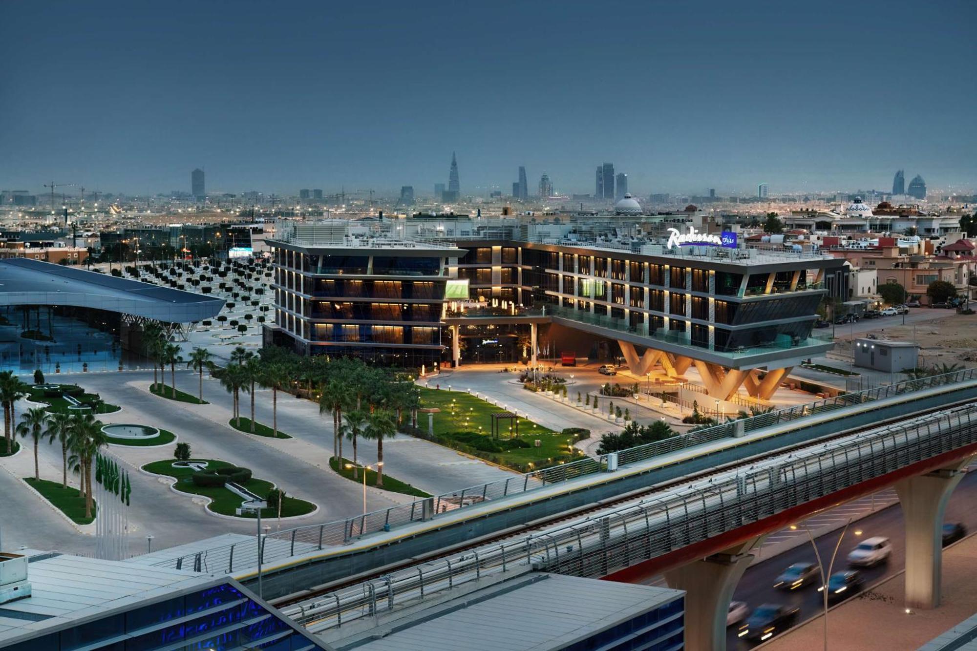 Radisson Blu Hotel Riyadh Convention And Exhibition Center Luaran gambar The station at night