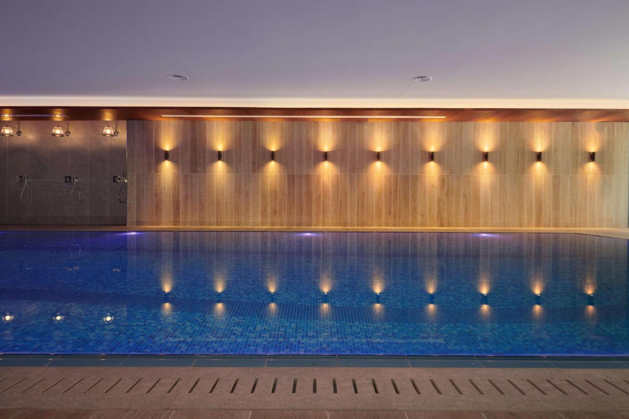 Radisson Blu Hotel Riyadh Convention And Exhibition Center Luaran gambar The swimming pool at The Dorchester