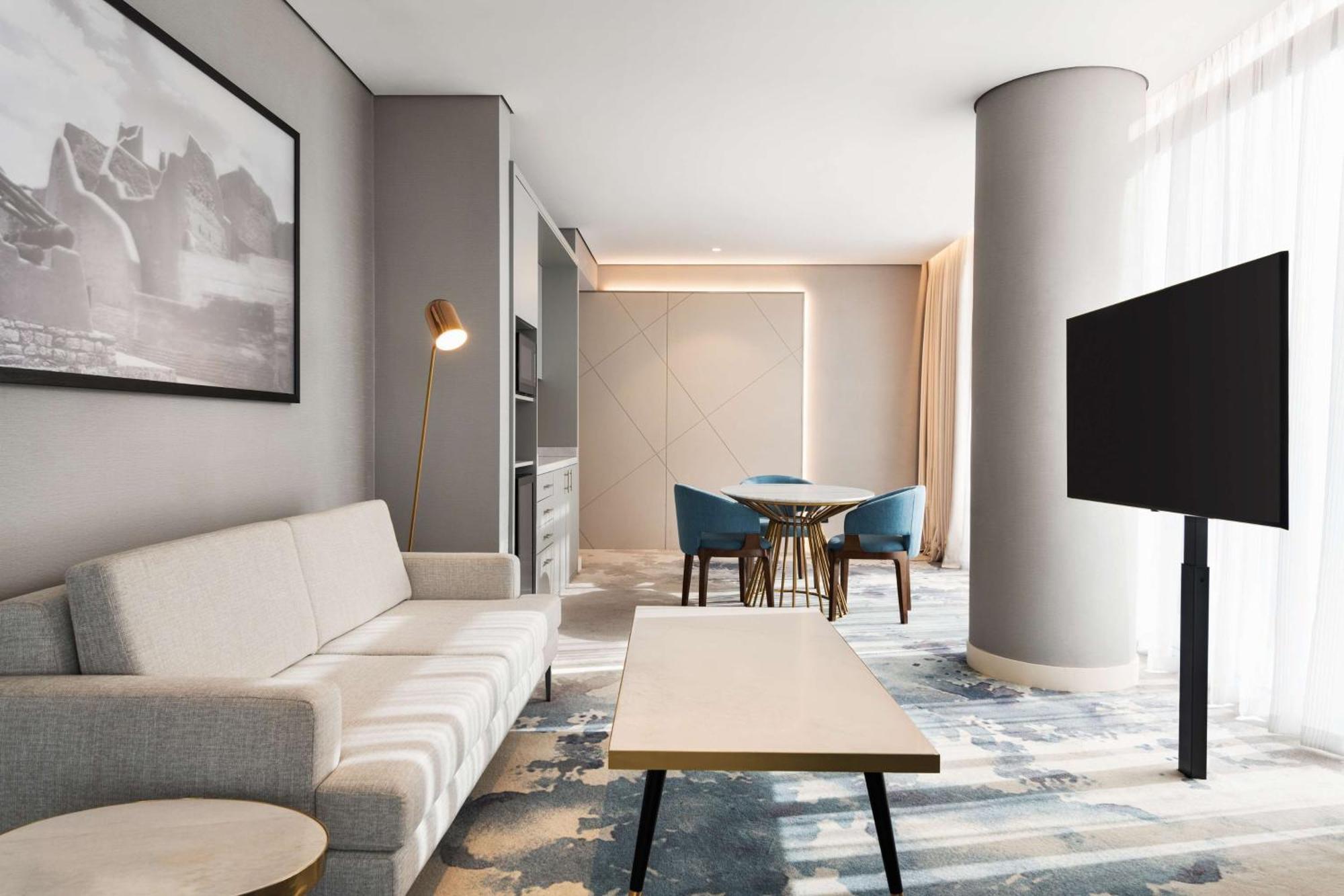 Radisson Blu Hotel Riyadh Convention And Exhibition Center Luaran gambar A suite at the hotel