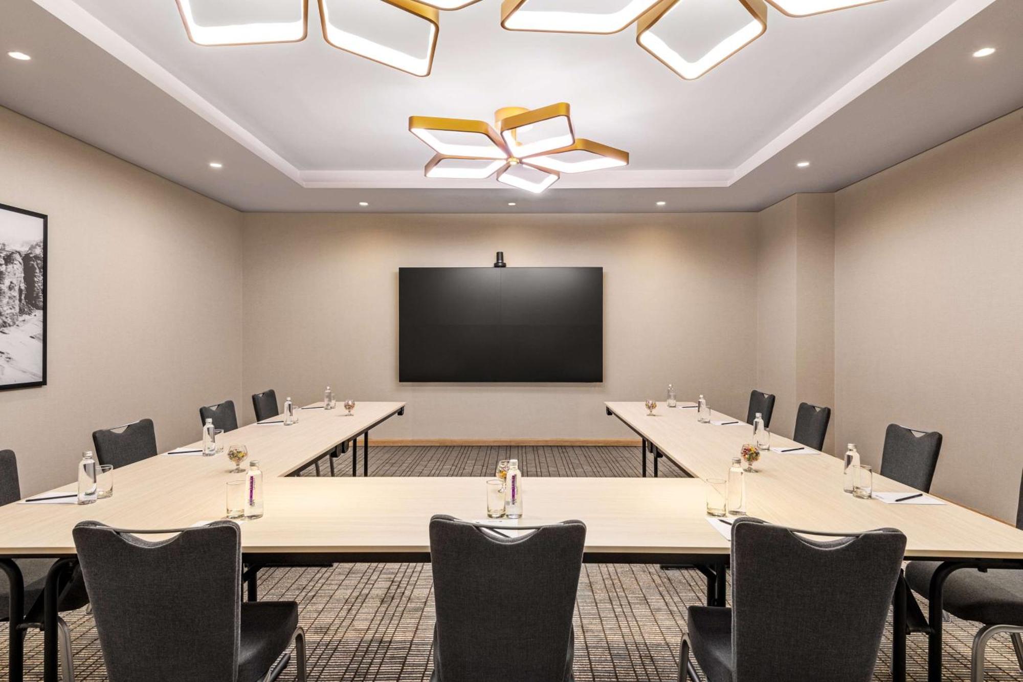 Radisson Blu Hotel Riyadh Convention And Exhibition Center Luaran gambar A meeting room at the Hilton Garden Inn