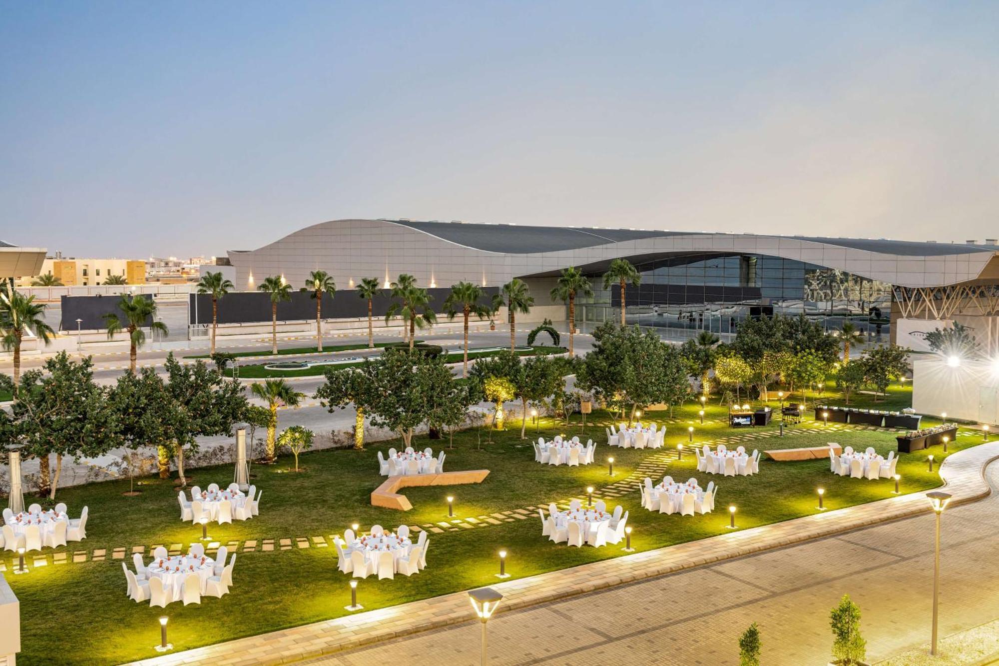Radisson Blu Hotel Riyadh Convention And Exhibition Center Luaran gambar The lawn at the Ritz-Carlton, Riyadh
