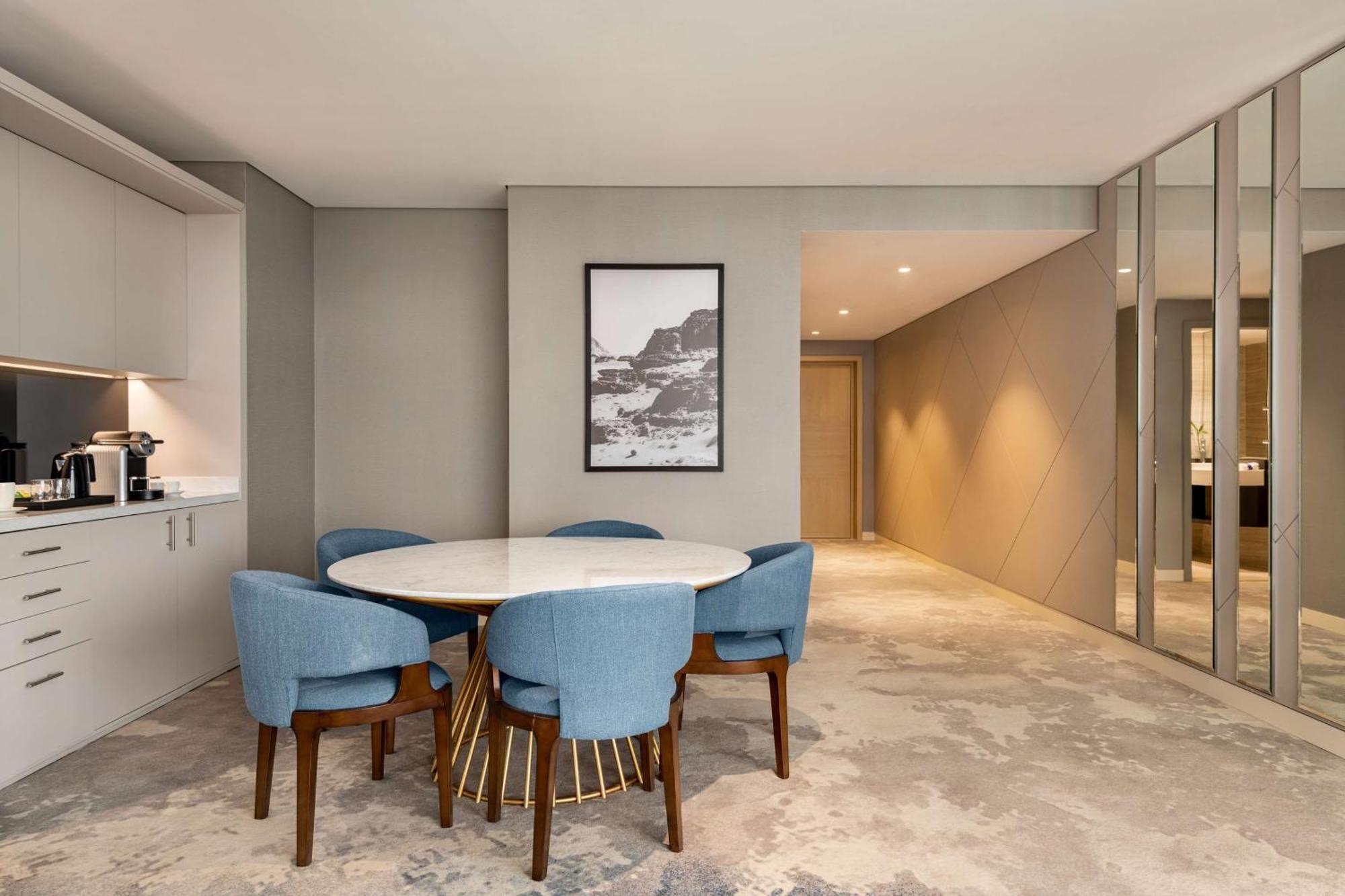 Radisson Blu Hotel Riyadh Convention And Exhibition Center Luaran gambar A suite at the hotel