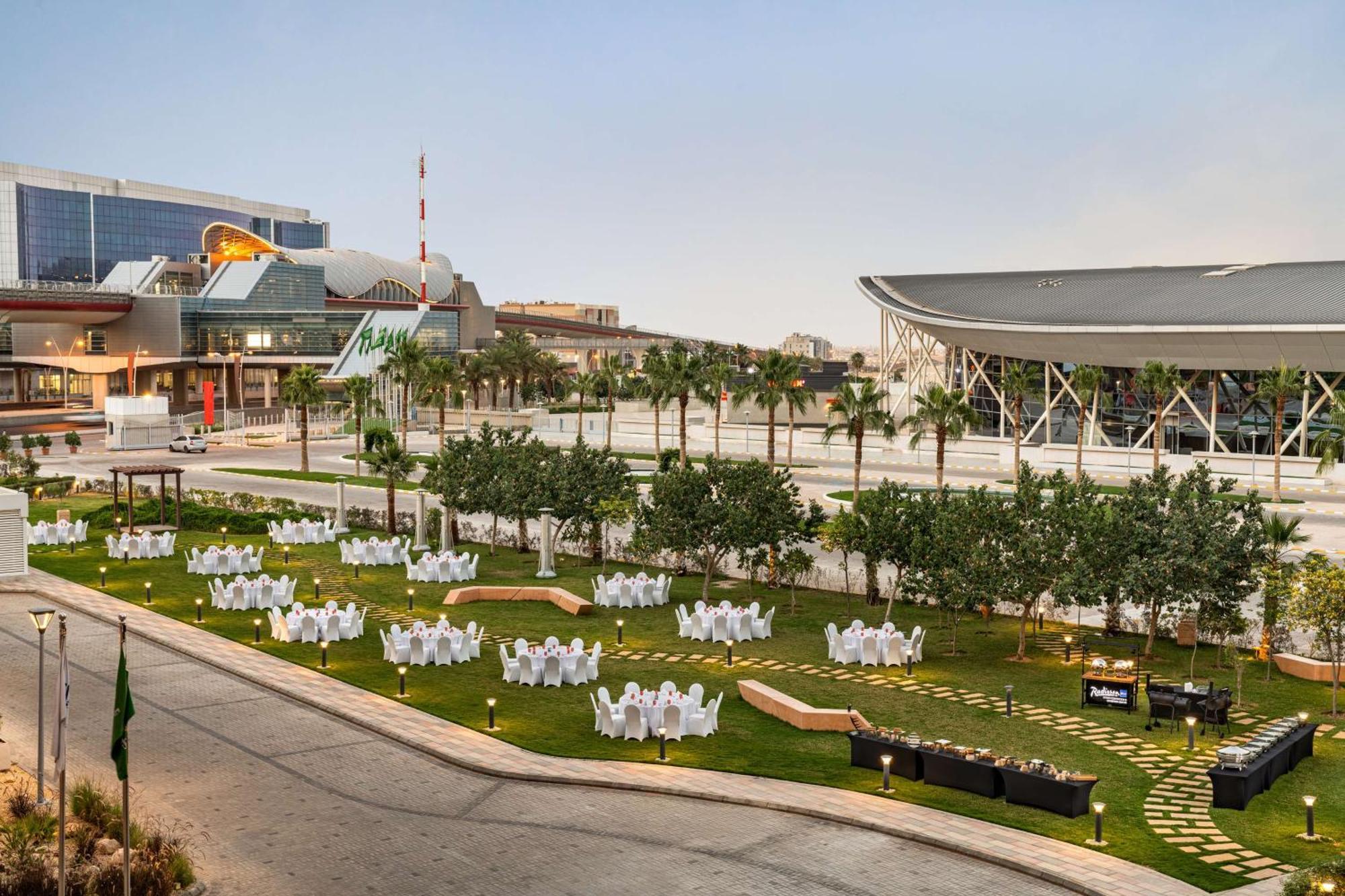 Radisson Blu Hotel Riyadh Convention And Exhibition Center Luaran gambar The Green