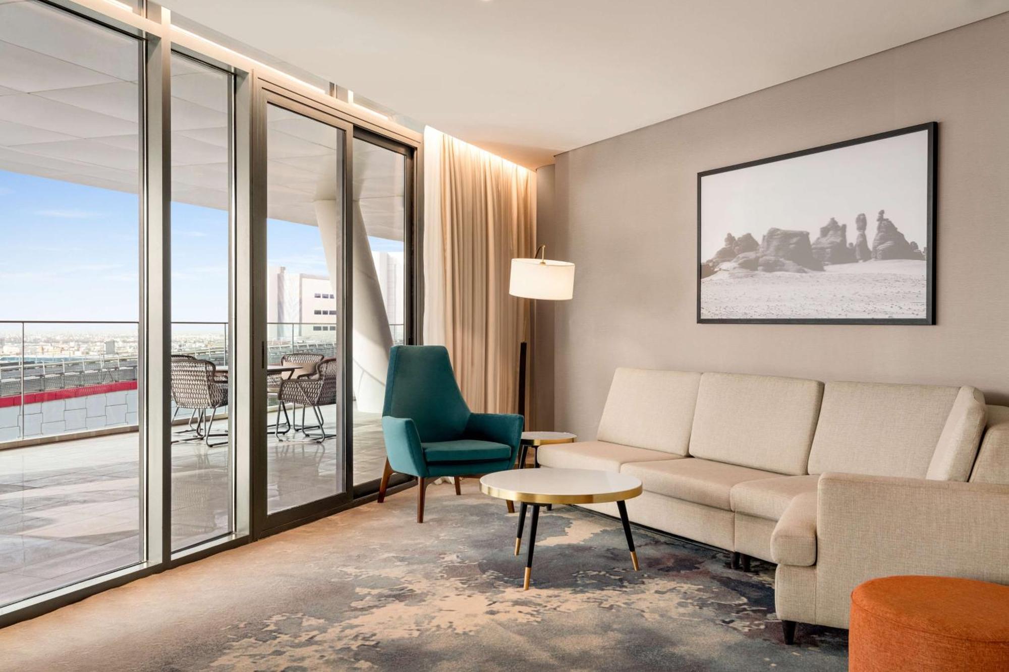 Radisson Blu Hotel Riyadh Convention And Exhibition Center Luaran gambar A suite at the hotel