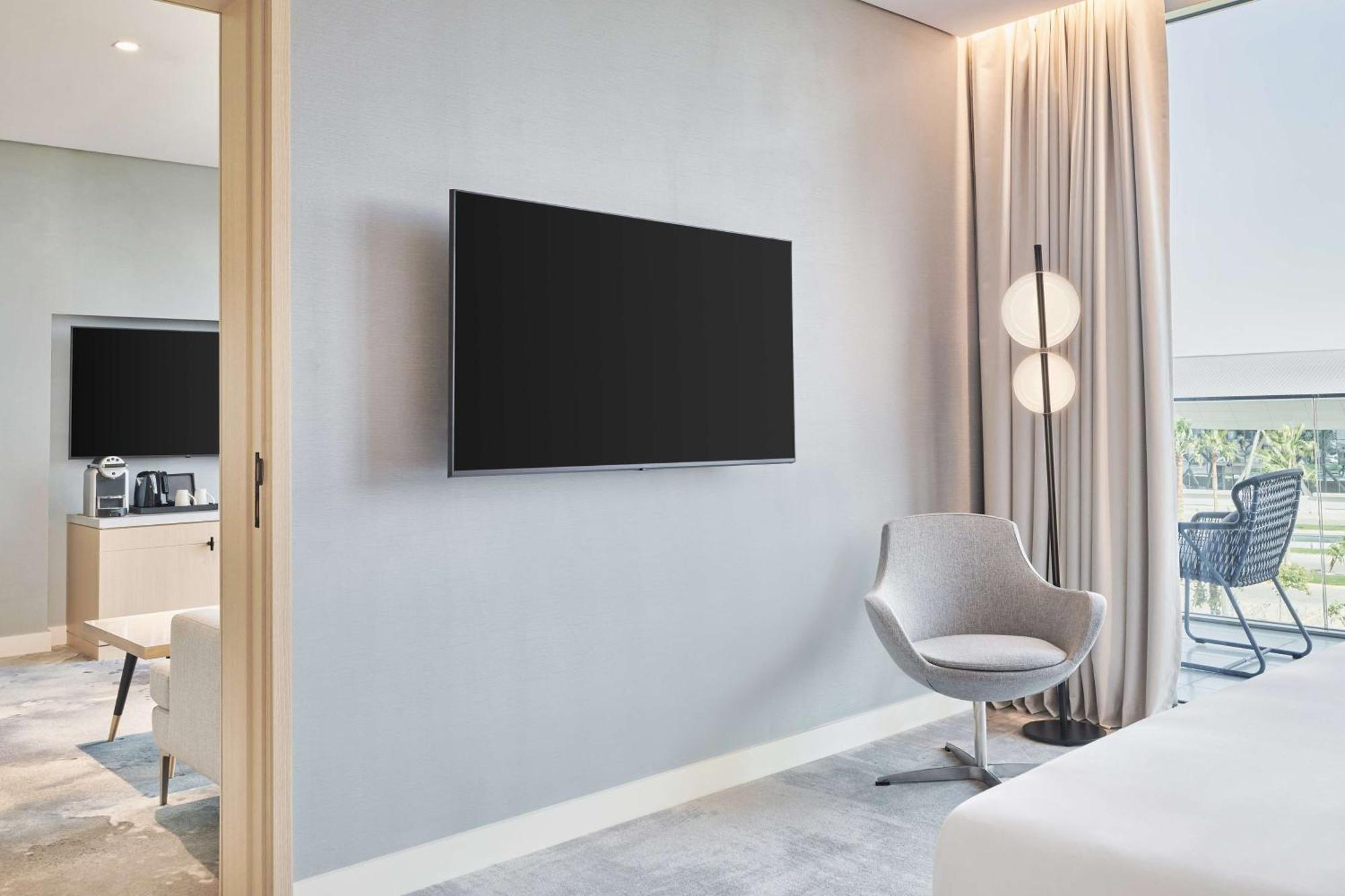 Radisson Blu Hotel Riyadh Convention And Exhibition Center Luaran gambar A wall-mounted television