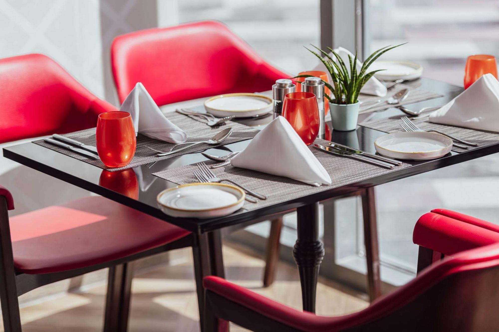 Radisson Blu Hotel Riyadh Convention And Exhibition Center Luaran gambar A table set for fine dining