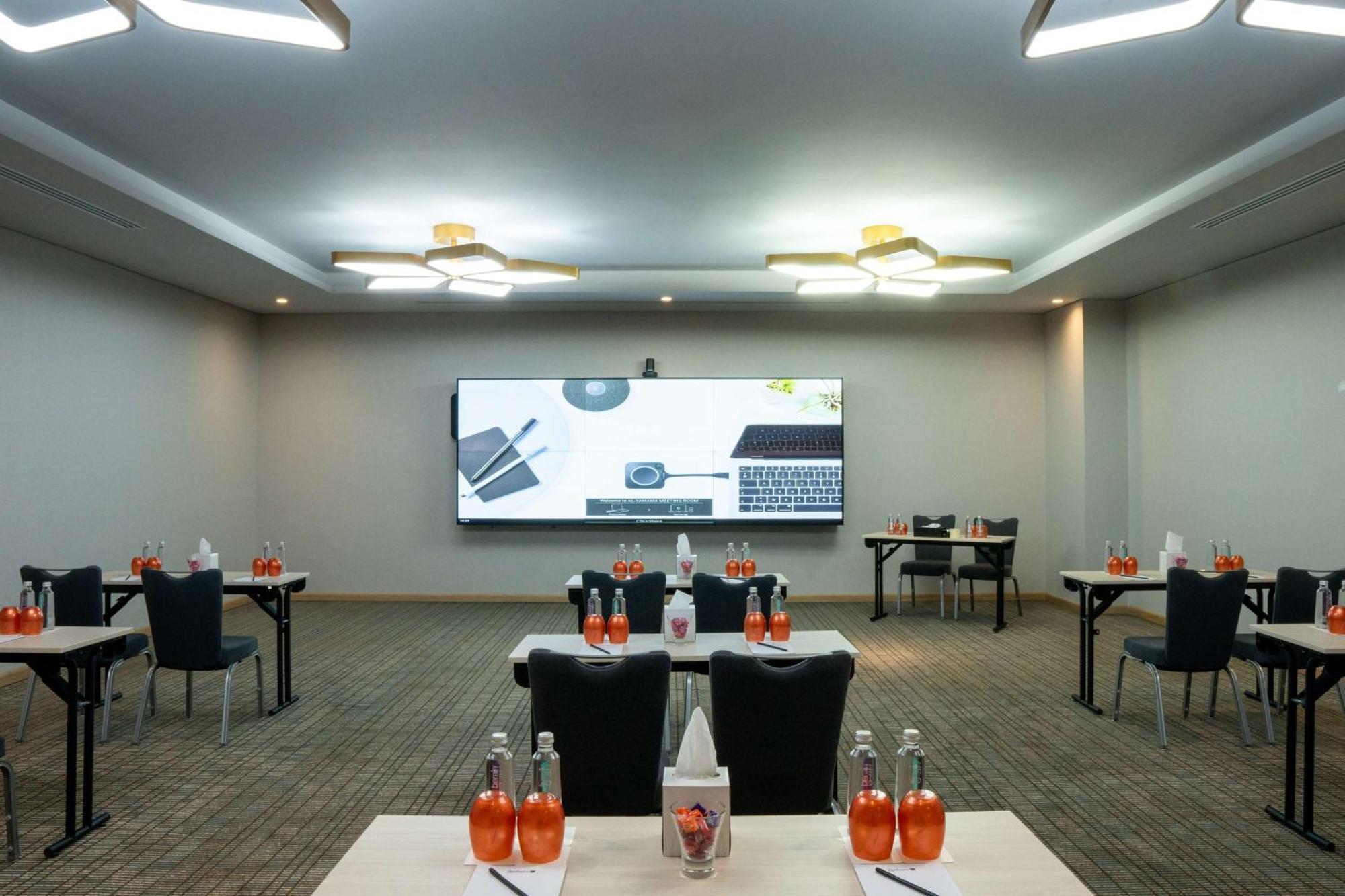 Radisson Blu Hotel Riyadh Convention And Exhibition Center Luaran gambar Meeting room at the hotel